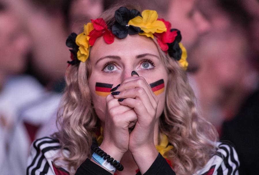 Che sofferenza per questa tifosa tedesca... (Epa)